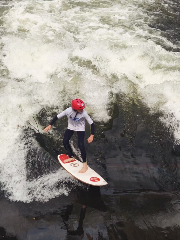 Kind am surfen auf der leinewelle