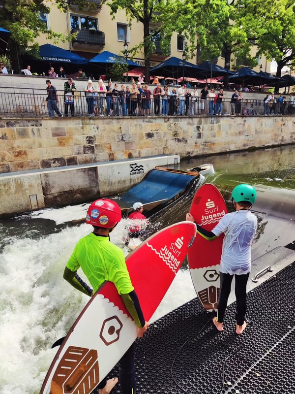 Surferinnen warten am Rand
